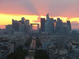 Coucher de soleil sur le quartier de Paris-La Défense, France